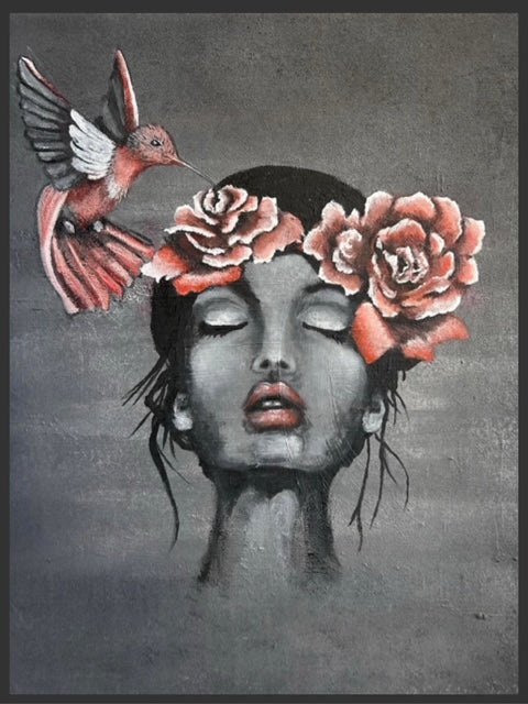 et maleri i akryl av et kvinnelig hode/ansikt. hun lukker øynene. en kolibri suger nektar fra en rose som er i håret hennes. hun har to roser i håret. rosene er røde, samme som fuglen. munnen har røde lepper.  hun virker drømmende eller tankefull.