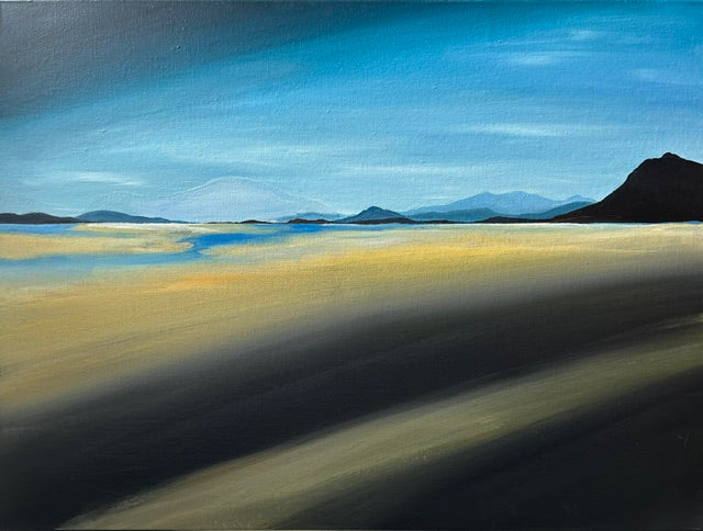 Abstrahert landskapsbilde malt med akryl på lerret. Fargene i bildet er blått, beige/oker, brunt og brunsvart. Horisontlinjen ligger langt der bak ,hvor fjellene dukker opp i det fjerne. Malt av kunstner Brita Bjørnstad